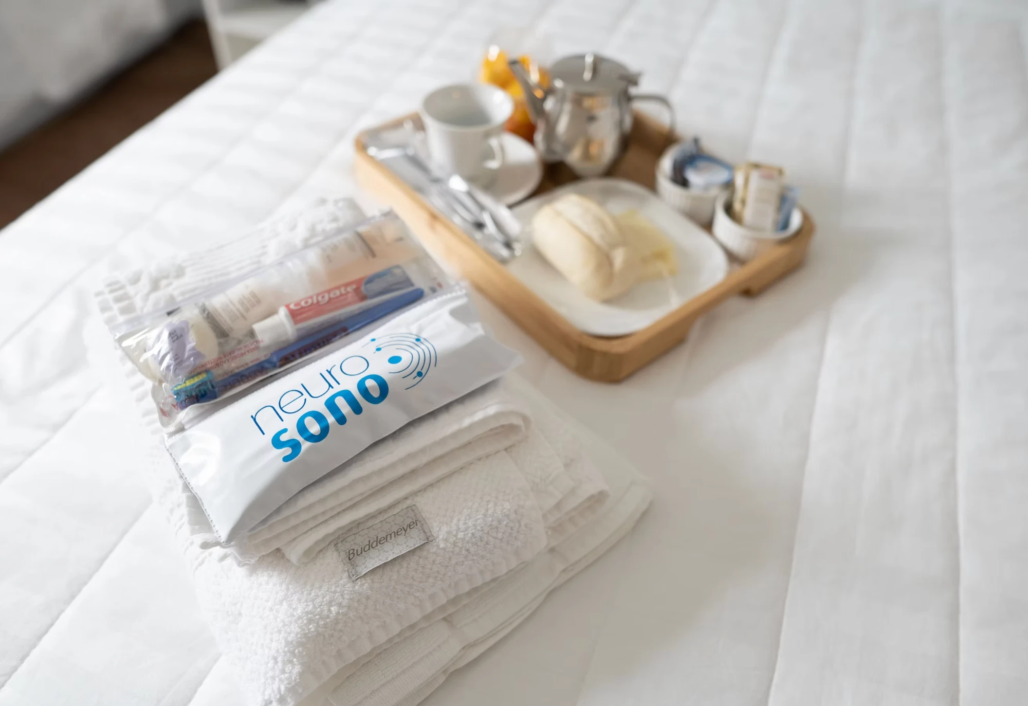Kit de amenidades e café da manhã oferecidos durante a internação na Clínica Neuro-Sono