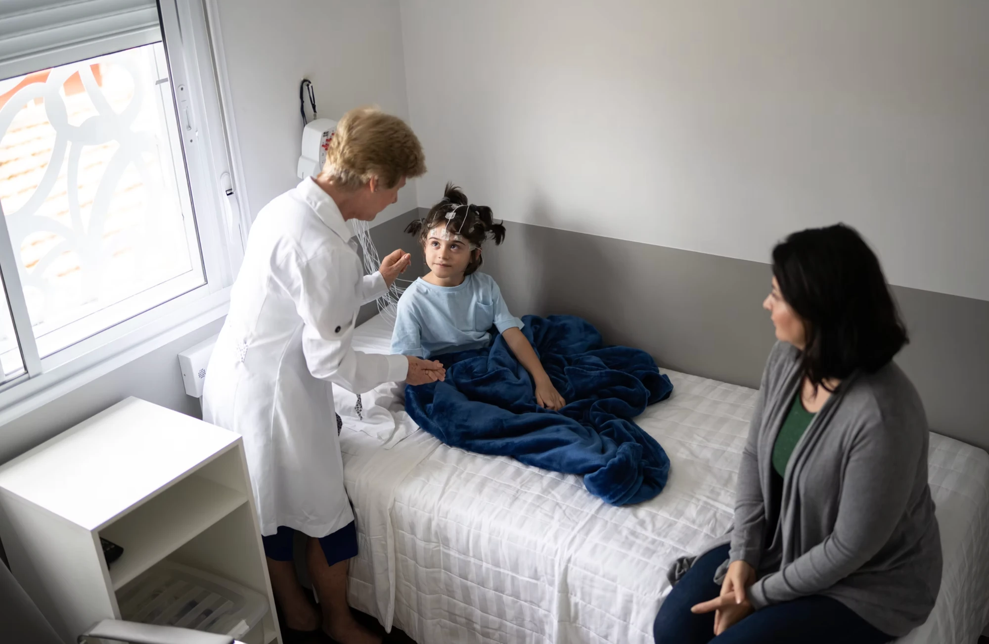 Atendimento pediátrico durante exame de eletroencefalograma na Clínica Neuro-Sono
